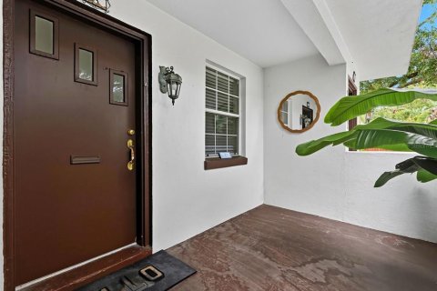 Apartamento en alquiler en Tampa, Florida, 2 dormitorios, 98.2 m2 № 1905867 - foto 1