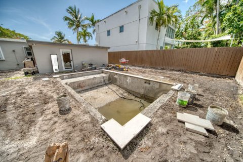 Commercial property in Kendall, Florida № 1865709 - photo 1