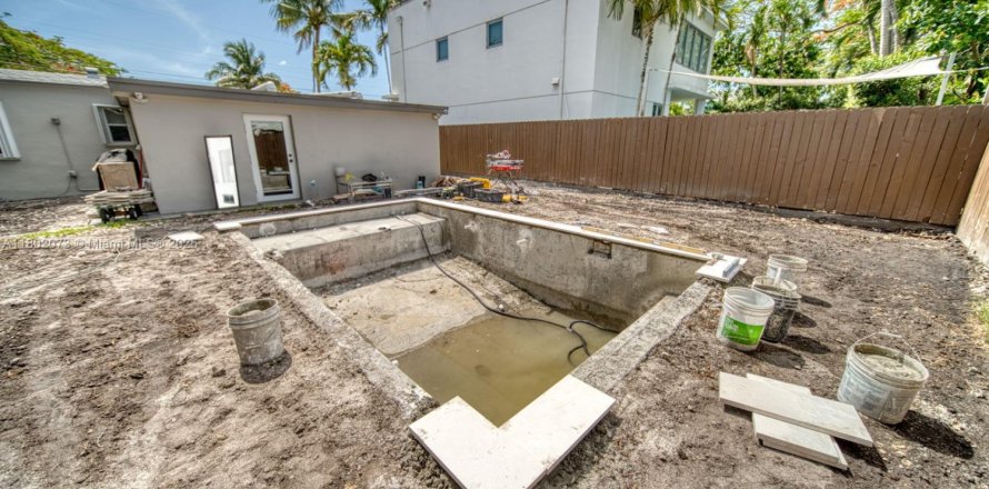 Commercial property in Kendall, Florida № 1865709