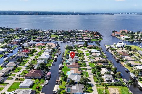 House in Cape Coral, Florida 3 bedrooms, 181.72 sq.m. № 2355824 - photo 2