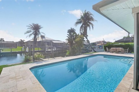House in Cape Coral, Florida 3 bedrooms, 181.72 sq.m. № 2355824 - photo 3
