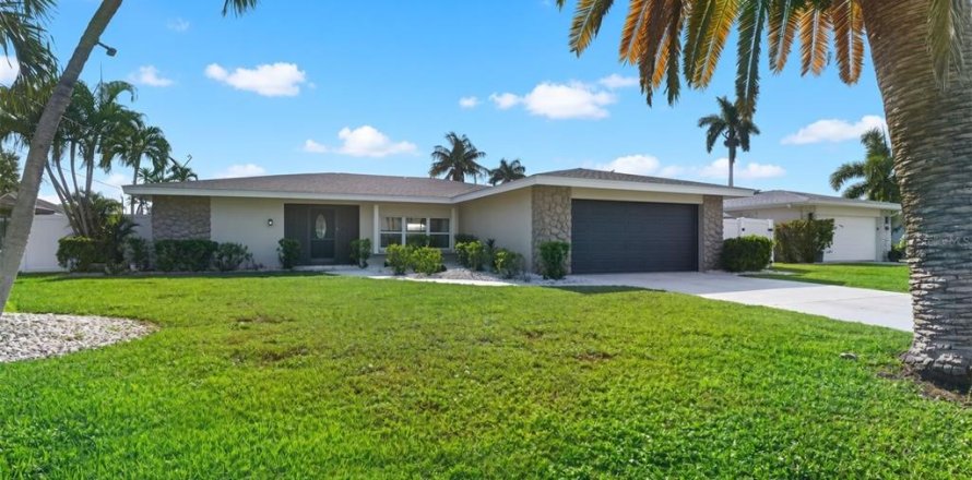 House in Cape Coral, Florida 3 bedrooms, 181.72 sq.m. № 2355824
