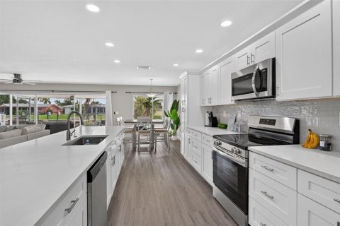 House in Cape Coral, Florida 3 bedrooms, 181.72 sq.m. № 2355824 - photo 12