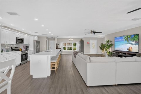 House in Cape Coral, Florida 3 bedrooms, 181.72 sq.m. № 2355824 - photo 7