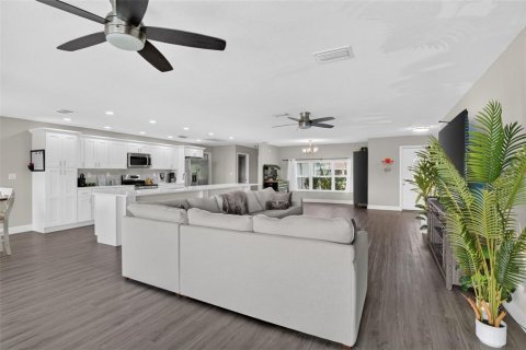 House in Cape Coral, Florida 3 bedrooms, 181.72 sq.m. № 2355824 - photo 9