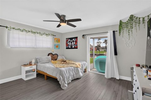 House in Cape Coral, Florida 3 bedrooms, 181.72 sq.m. № 2355824 - photo 23