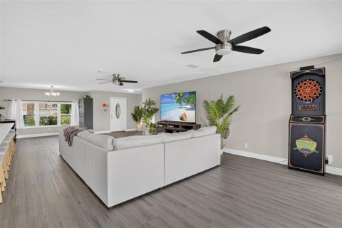 House in Cape Coral, Florida 3 bedrooms, 181.72 sq.m. № 2355824 - photo 8