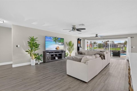 House in Cape Coral, Florida 3 bedrooms, 181.72 sq.m. № 2355824 - photo 6