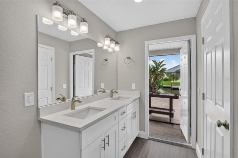 House in Cape Coral, Florida 3 bedrooms, 181.72 sq.m. № 2355824 - photo 20