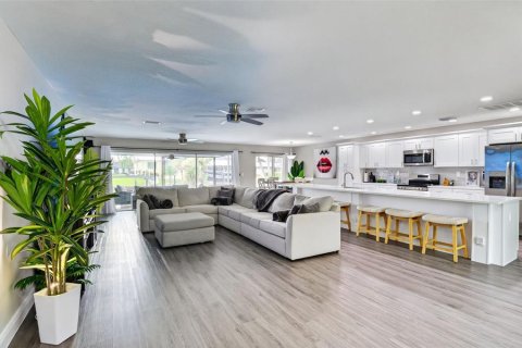 House in Cape Coral, Florida 3 bedrooms, 181.72 sq.m. № 2355824 - photo 4