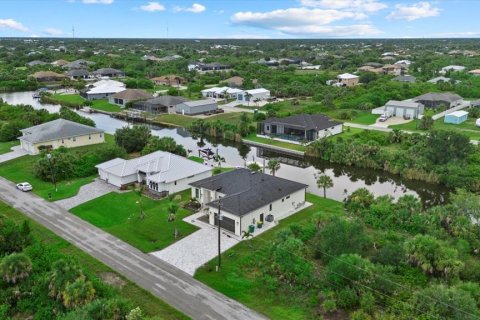 House in Port Charlotte, Florida 3 bedrooms, 201.23 sq.m. № 1801491 - photo 6