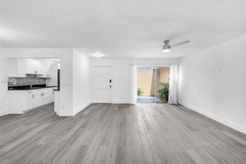 Condominio en alquiler en North Lauderdale, Florida, 2 dormitorios, 98.1 m2 № 2047280 - foto 9