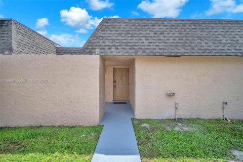 Condominio en alquiler en North Lauderdale, Florida, 2 dormitorios, 98.1 m2 № 2047280 - foto 2