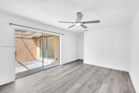 Condominio en alquiler en North Lauderdale, Florida, 2 dormitorios, 98.1 m2 № 2047280 - foto 18