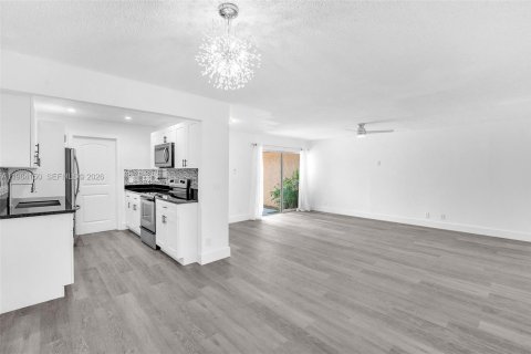 Condominio en alquiler en North Lauderdale, Florida, 2 dormitorios, 98.1 m2 № 2047280 - foto 10