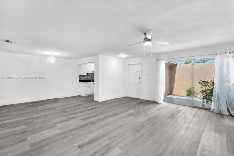 Condominio en alquiler en North Lauderdale, Florida, 2 dormitorios, 98.1 m2 № 2047280 - foto 13