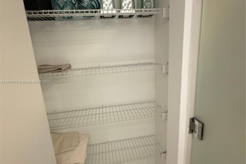 Condo in Miami, Florida, 1 bedroom  № 2081514 - photo 9
