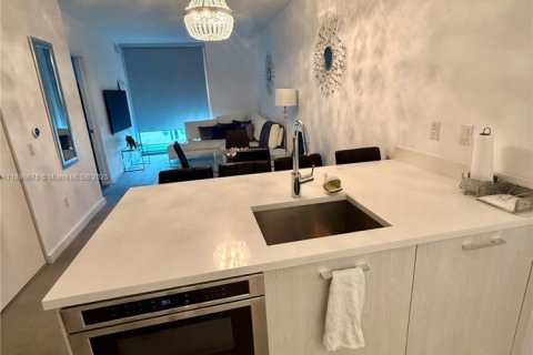 Condo in Miami, Florida, 1 bedroom  № 2081514 - photo 3