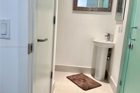 Condo in Miami, Florida, 1 bedroom  № 2081514 - photo 12