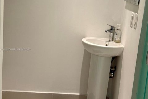 Condo in Miami, Florida, 1 bedroom  № 2081514 - photo 13