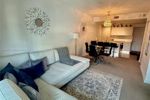 Condo in Miami, Florida, 1 bedroom  № 2081514 - photo 2