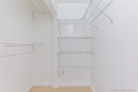 Купить кондоминиум в Майами, Флорида 1 спальня, 65.96м2, № 1922842 - фото 13