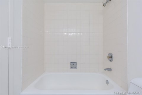 Купить кондоминиум в Майами, Флорида 1 спальня, 65.96м2, № 1922842 - фото 16