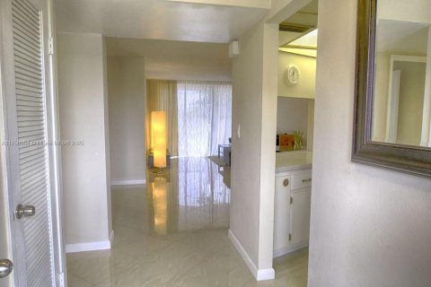 Apartment in Miami, Florida 1 bedroom, 87.98 sq.m. № 1863864 - photo 10