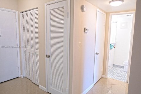 Apartment in Miami, Florida 1 bedroom, 87.98 sq.m. № 1863864 - photo 11