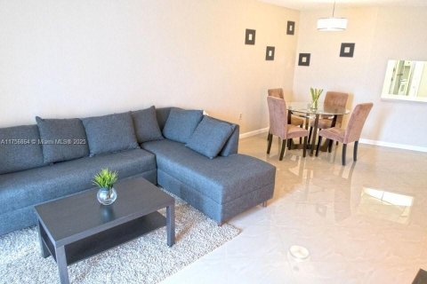 Apartment in Miami, Florida 1 bedroom, 87.98 sq.m. № 1863864 - photo 2