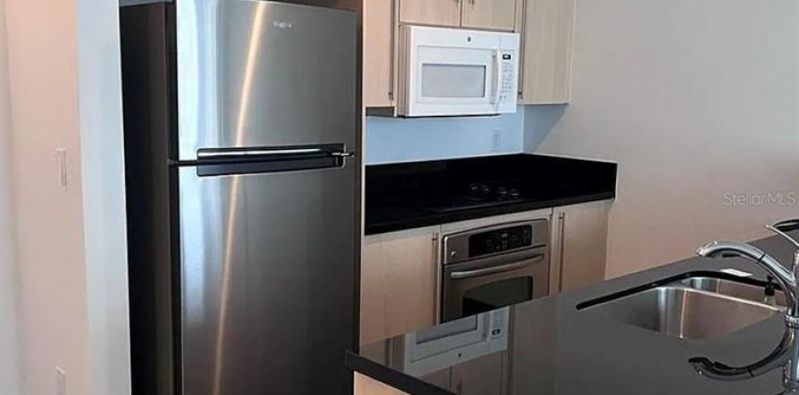 Condominio en Miami, Florida, 1 dormitorio  № 2101448