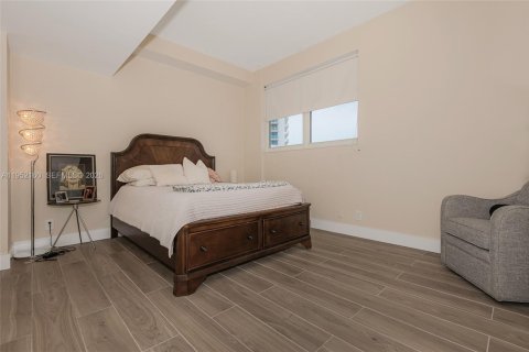 Condominio en venta en Hollywood, Florida, 1 dormitorio, 75.9 m2 № 2006514 - foto 2