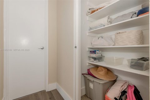 Condominio en venta en Hollywood, Florida, 1 dormitorio, 75.9 m2 № 2006514 - foto 8