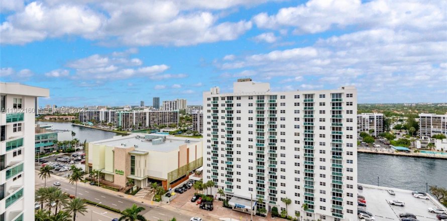 Condominio en Hollywood, Florida, 1 dormitorio  № 2006514