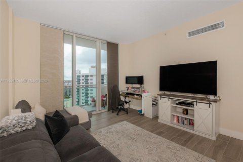 Condominio en venta en Hollywood, Florida, 1 dormitorio, 75.9 m2 № 2006514 - foto 17