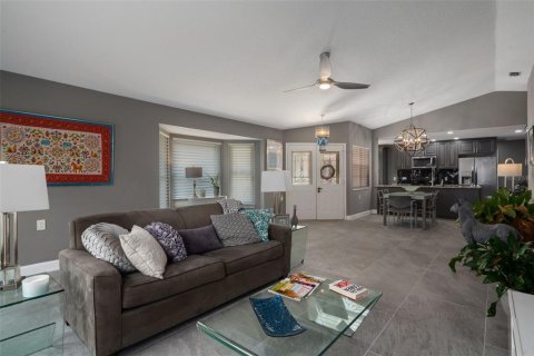 Condo in New Port Richey, Florida, 2 bedrooms  № 1919465 - photo 8