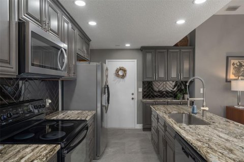 Condo in New Port Richey, Florida, 2 bedrooms  № 1919465 - photo 16