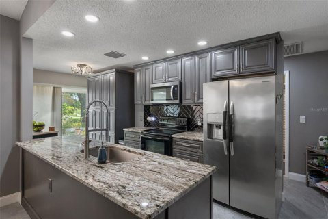 Condo in New Port Richey, Florida, 2 bedrooms  № 1919465 - photo 12