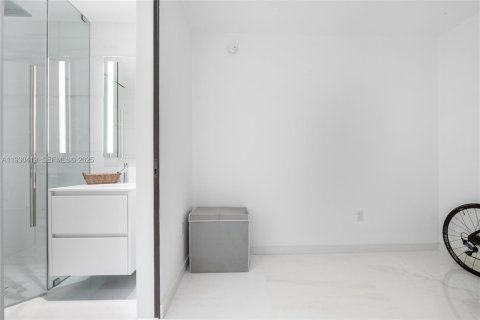 Condo in Miami, Florida, 3 bedrooms  № 2035151 - photo 30