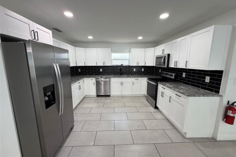 Villa ou maison à vendre à Weeki Wachee, Floride: 3 chambres, 171.22 m2 № 2306446 - photo 5