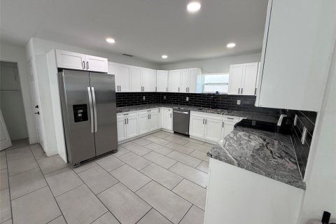 Villa ou maison à vendre à Weeki Wachee, Floride: 3 chambres, 171.22 m2 № 2306446 - photo 6