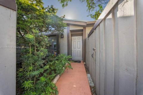 Touwnhouse à vendre à Miami, Floride: 2 chambres, 103.86 m2 № 1887515 - photo 5