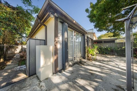 Touwnhouse à vendre à Miami, Floride: 2 chambres, 103.86 m2 № 1887515 - photo 15