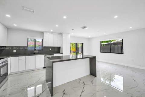 Villa ou maison à louer à Palmetto Bay, Floride: 4 chambres, 194.72 m2 № 2169290 - photo 8