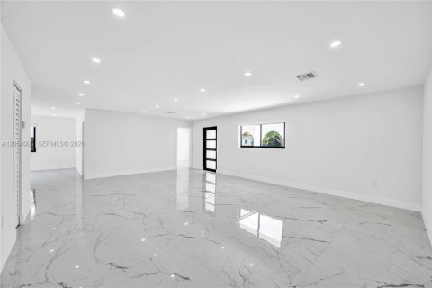 Villa ou maison à louer à Palmetto Bay, Floride: 4 chambres, 194.72 m2 № 2169290 - photo 5