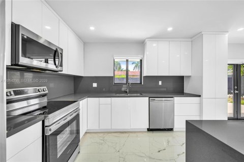 Villa ou maison à louer à Palmetto Bay, Floride: 4 chambres, 194.72 m2 № 2169290 - photo 13