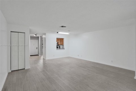 Купить таунхаус в Уэст-Палм-Бич, Флорида 3 спальни, 121.05м2, № 1481020 - фото 24