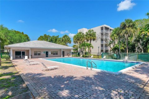 Condo in Coral Springs, Florida, 2 bedrooms  № 1329655 - photo 17