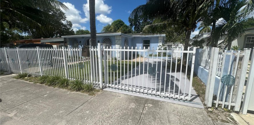 House in Miami, Florida 3 bedrooms, 147.62 sq.m. № 1933564