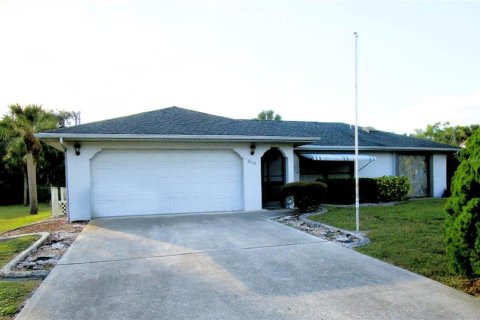 House in Port Charlotte, Florida 3 bedrooms, 157.93 sq.m. № 2148508